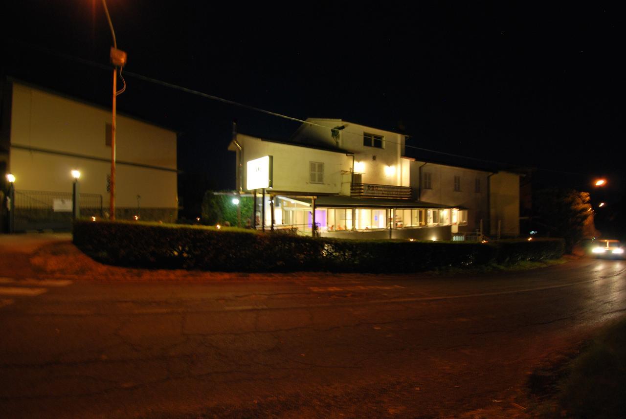 Hotel & Ristorante L'Angoletto In Selci Selci  エクステリア 写真